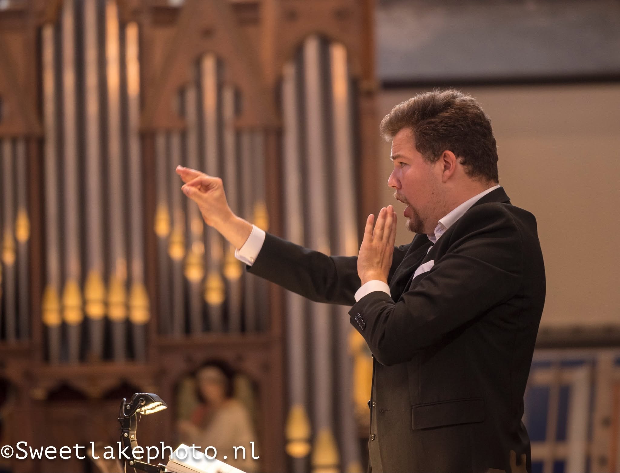 Leander Schoormans dirigeert tijdens een concert